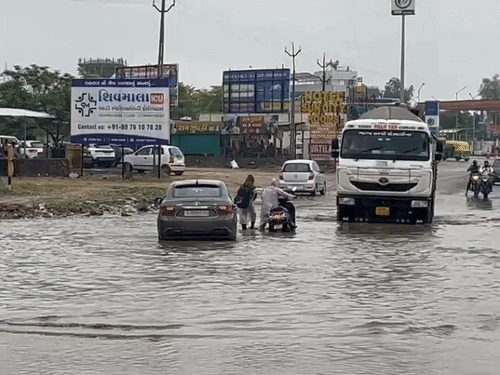 Due to heavy rain in Palanpur, Gujarat, the Palanpur-Ambaji National Highway was submerged under one foot of water. Long traffic jams persisted in various places.