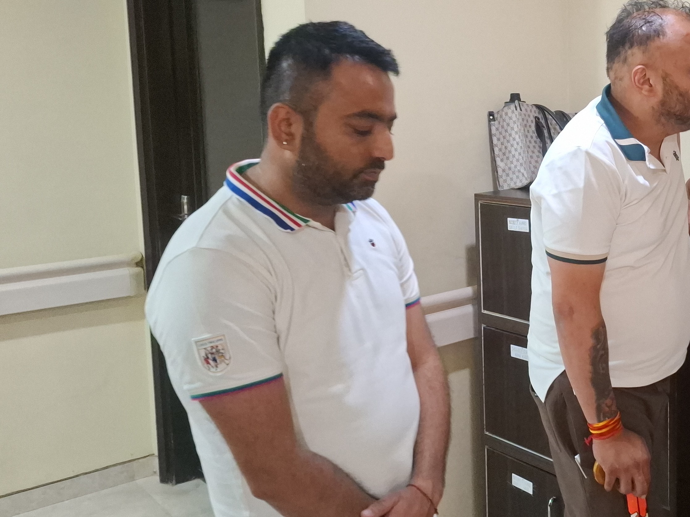 अस्पताल में इलाज के लिए पहुंचा अंकित सभरवाल।