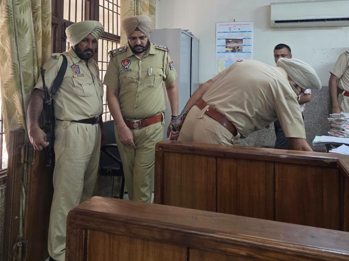 पुलिस चप्पे-चप्पे की तलाशी ले रही है। दोपहर 1 बजे तक लोगों के कचहरी परिसर में प्रवेश पर रोक लगाई गई है।