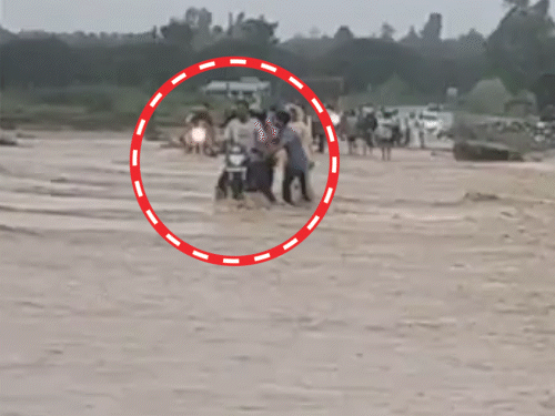 A sudden flood occurred in a seasonal river in Saharanpur, UP. This submerged the bridge built over the Shahpur Gada river. Despite this, people were seen crossing the bridge.