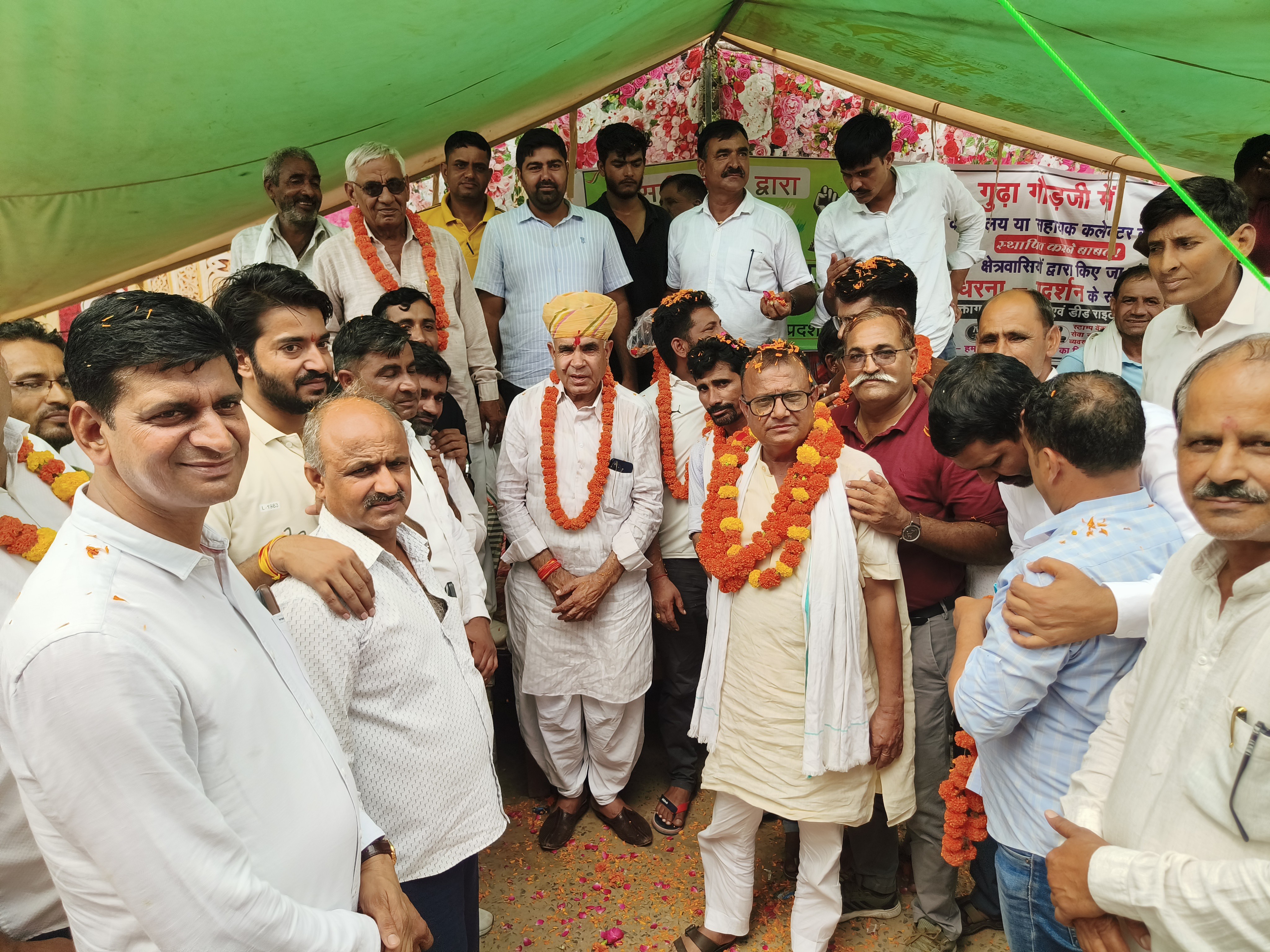पूर्व विधायक शुभकरण चौधरी ने ग्रामीणों से मुलाकात की।