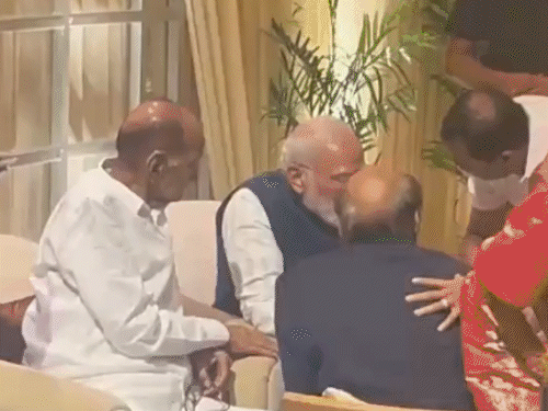 रिसेप्शन में शरद पवार के साथ बैठे पीएम मोदी और अमित शाह।
