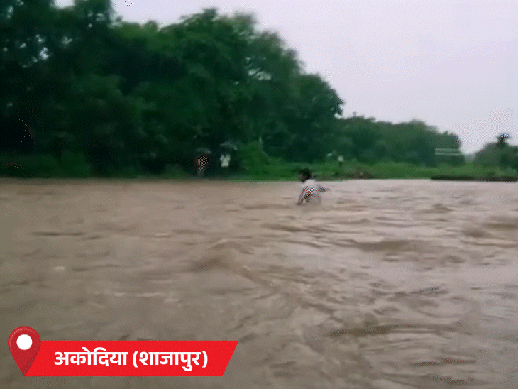 मप्र में शाजापुर जिले के पथरिया गांव में नाला अचानक उफान पर आ गया। एक युवक तेज बहाव में बह गया। ग्रामीणों ने किसी तरह उसे सुरक्षित बाहर निकाला।