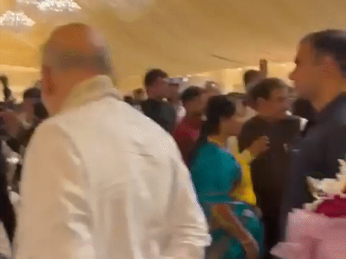 सोनिया और राहुल गांधी रिसेप्शन में शाह से करीब 10 मीटर दूर खड़े दिखे।