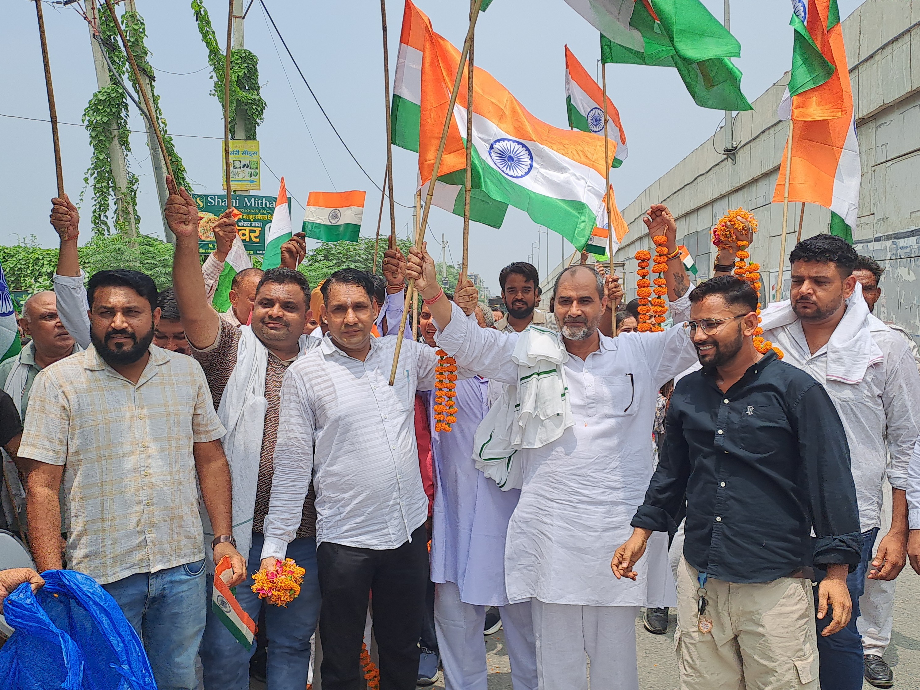 विधायक मनमोहन भड़ाना ने किया शुभारंभ, जगह-जगह पुष्प वर्षा से हुआ स्वागत|समालखा,Samalkha - Dainik Bhaskar