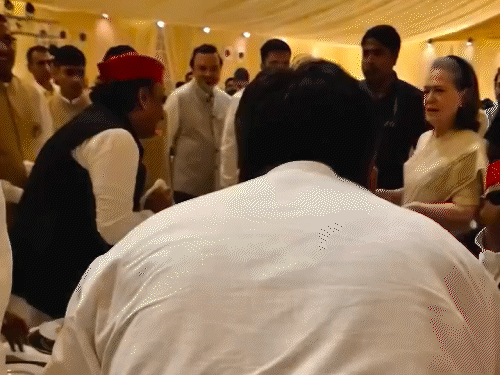 सोनिया गांधी को देखकर सपा प्रमुख अखिलेश यादव अपनी से चेयर से उठकर खड़े हुए।