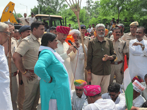 रास्ता रोकने के बाद किसानों ने मौके पर दिया धरना, प्रतिनिधि मंडल से हुई वार्ता।