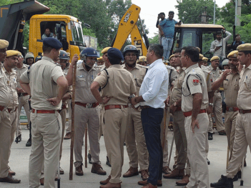 1000 से ज्यादा पुलिसकर्मी प्रदर्शन को लेकर अलर्ट पर रहे।