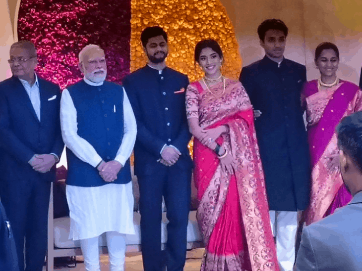 प्रधानमंत्री, सोनिया, राहुल और प्रियंका ने नवदंपति को शुभकामनाएं दीं।