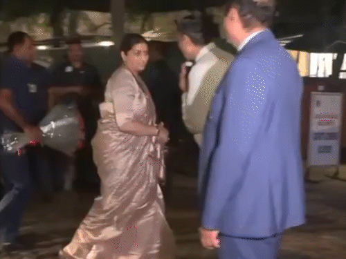 भाजपा नेता स्मृति इरानी और गिरिराज सिंह भी रिसेप्शन में पहुंचे।