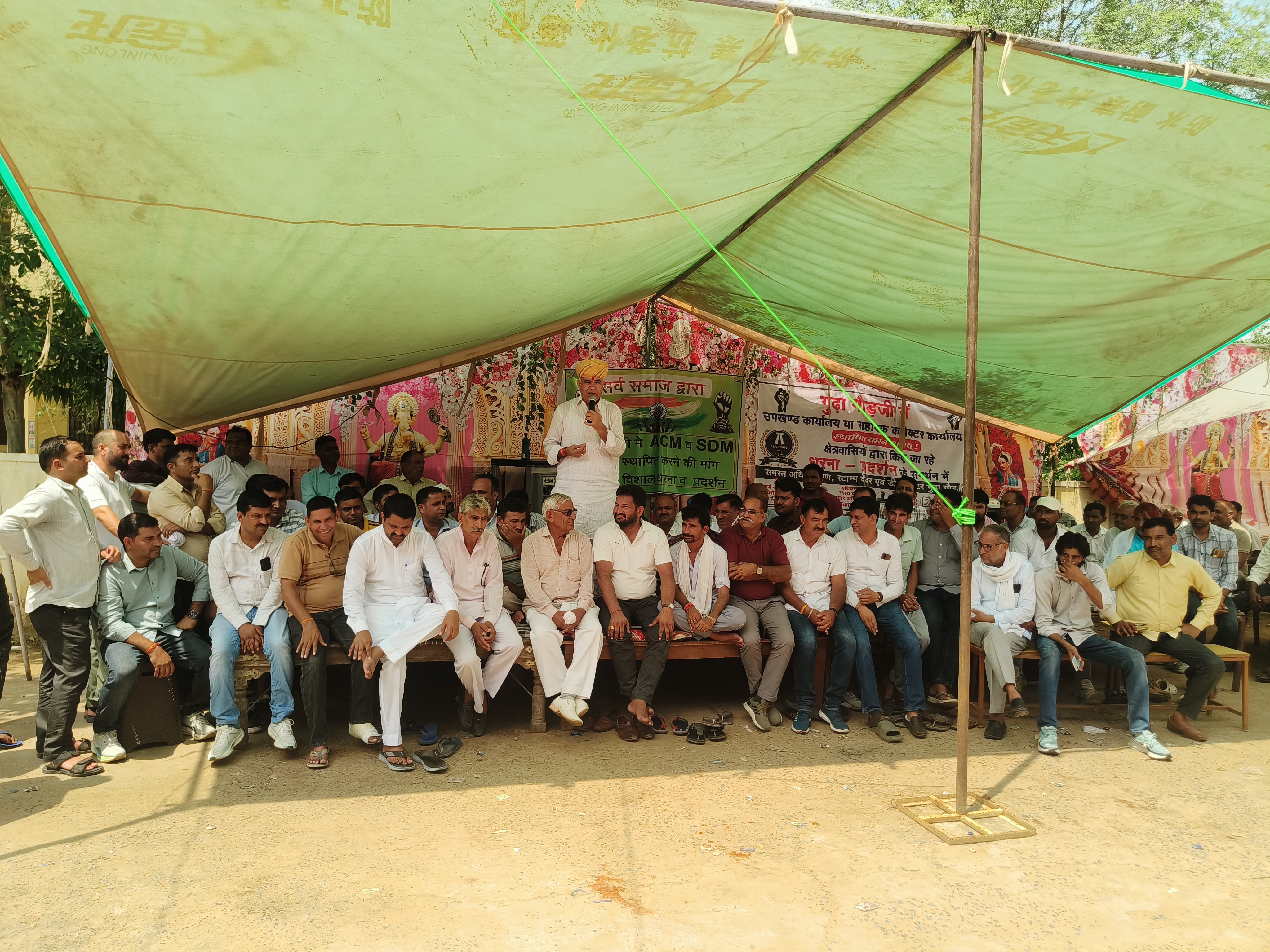 पूर्व विधायक ने धरना स्थल पर ग्रामीणों से बातचीत की।