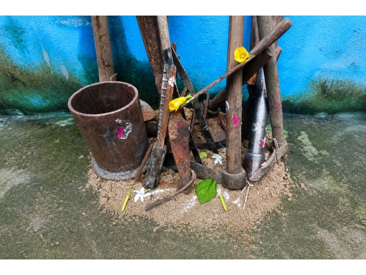 घरों में पूजा-पाठ के बाद लोगों ने अपने कृषि यंत्रों को साफ कर गोबर और फूलों से सजाया,