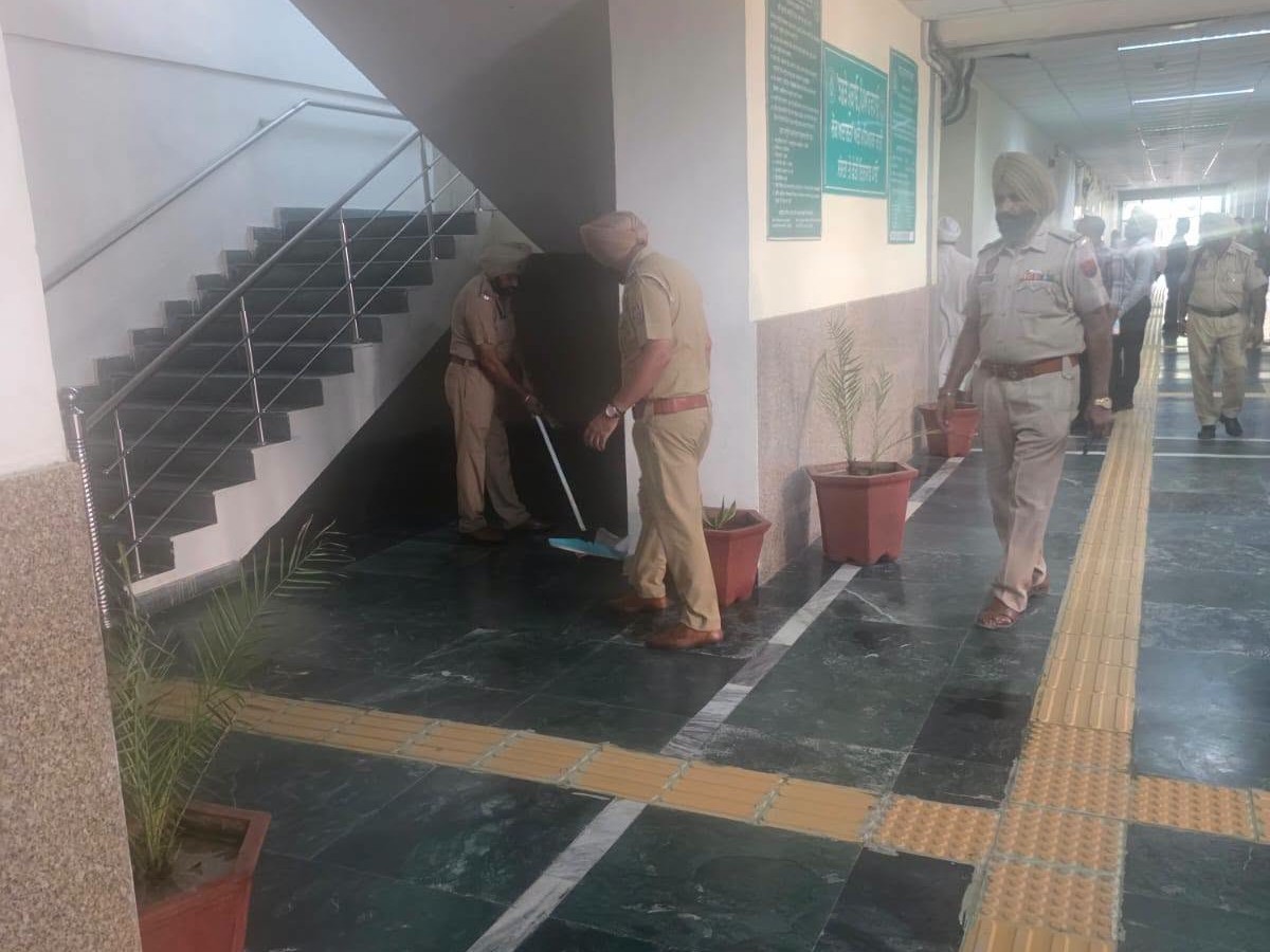 सरकारी इमारतों की सुरक्षा को लेकर पुलिस और सुरक्षा एजेंसियां विशेष रूप से सतर्क हैं।