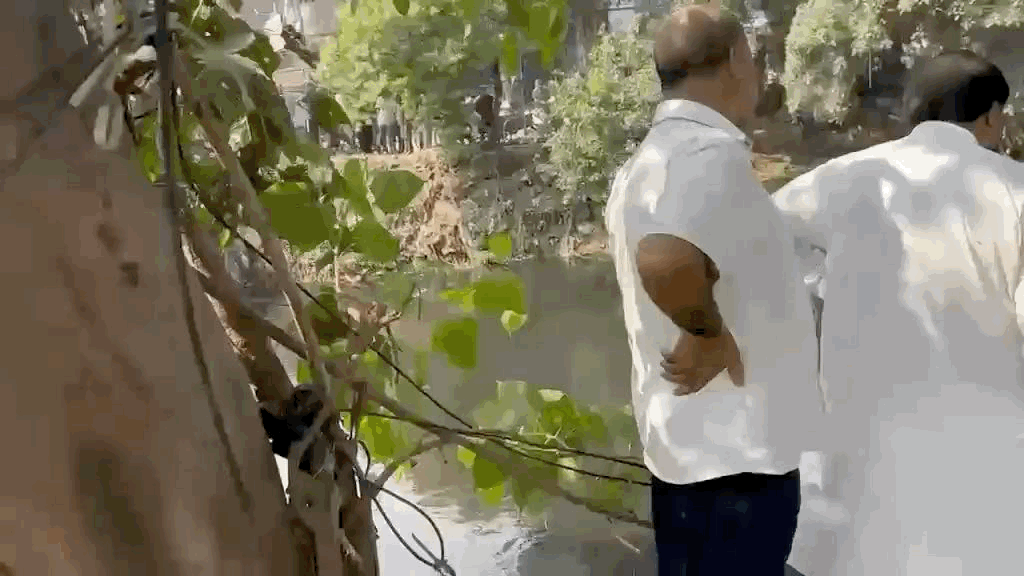 नाले के पास लोग जमा हुए