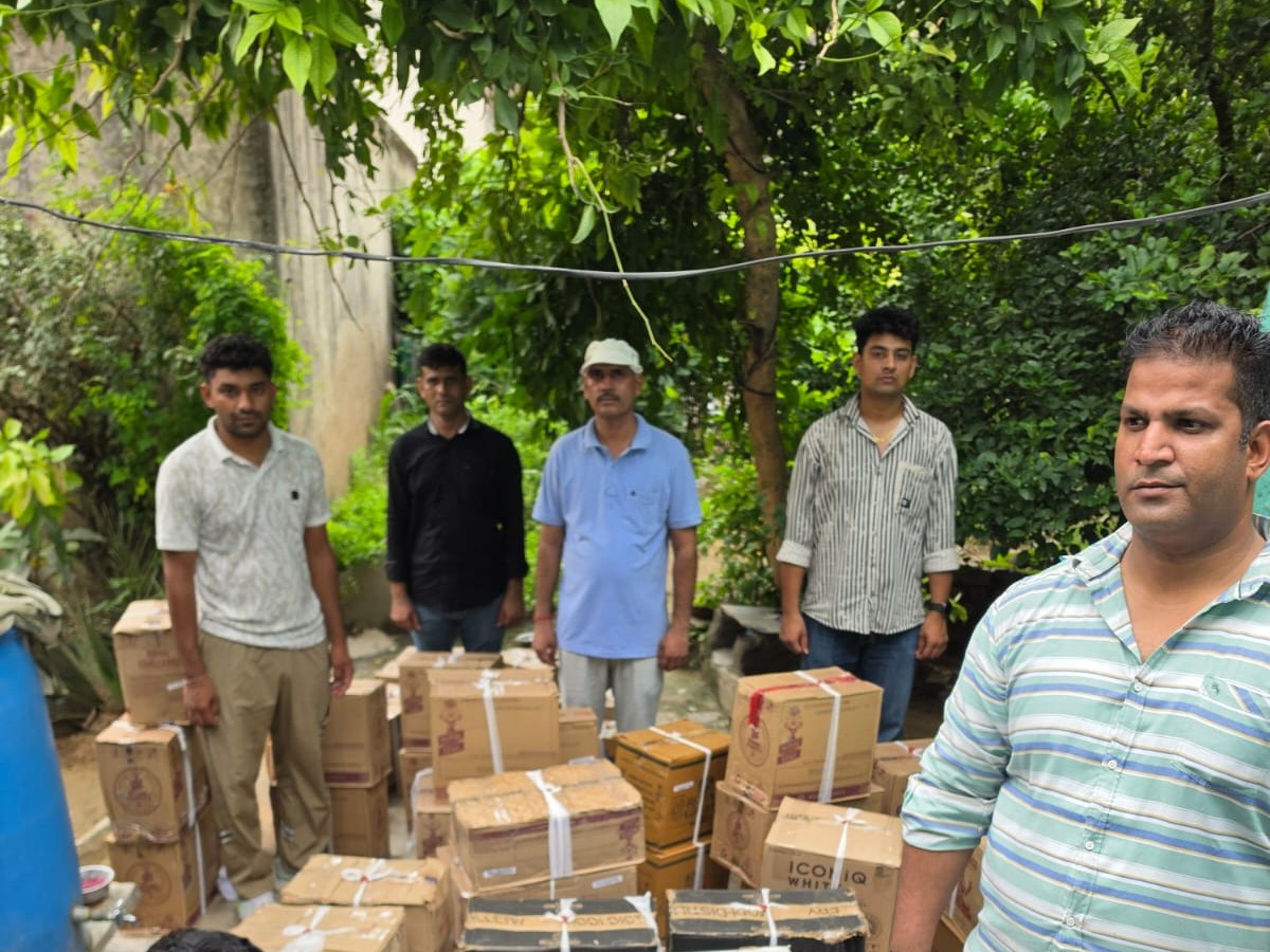 नारनौल में पुलिस द्वारा बरामद की गई अवैध शराब की पेटियां।