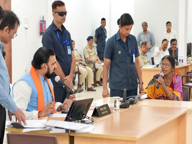 राज्य स्तरीय सहयोग कार्यक्रम में महिला की फरियाद सुनते सीएम सम्राट चौधरी।