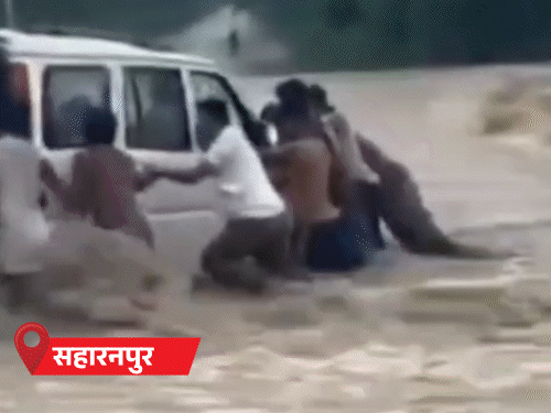 कूदकर बचाई जान; काशी में 100 मंदिर डूबे, सीढ़ियों पर जल रहीं चिताएं|वाराणसी,Varanasi - Dainik Bhaskar