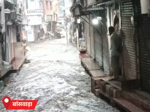 बांसवाड़ा जिले में मूसलाधार बारिश के बाद आजाद चौक क्षेत्र में सड़क पर नदी की तरह बहता पानी।