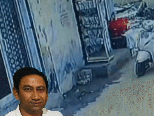 यमुनानगर में महिला की स्कूटी का पीछा करता प्रॉपर्टी डीलर। इनसेट में शिवकुमार की फाइल फोटो। - Dainik Bhaskar