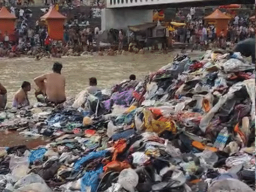 हरिद्वार में कांवड़ यात्रा के बाद गंगा घाटों पर कूड़े का ढेर लगा हुआ है। - Dainik Bhaskar