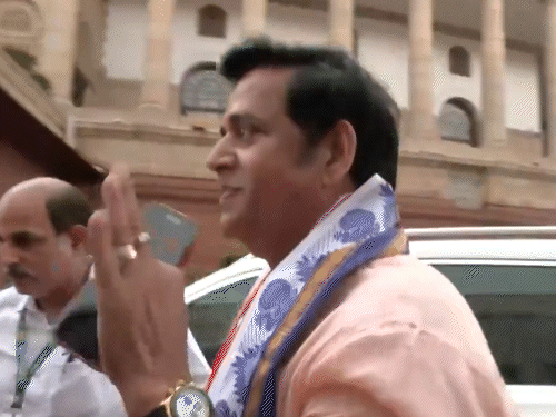 मीडियाने प्रश्न विचारले तेव्हा त्यांनी ओठांवर बोट ठेवून शांत राहण्याचा इशारा केला.