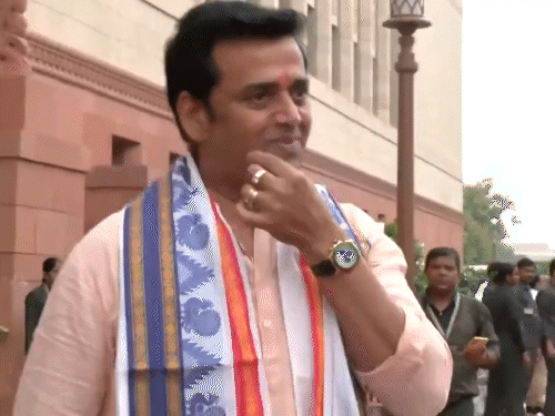 5 ऑगस्ट रोजी खासदार रवी किशन संसदेत पोहोचले तेव्हा त्यांनी आपल्या तोंडाला कुलूप लावल्याचा इशारा केला.