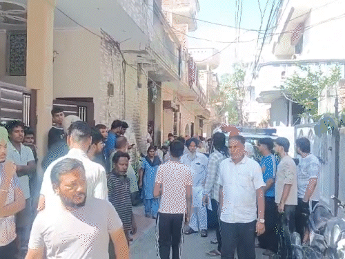 घटना की जानकारी मिलते ही घर के बाद लोगों की भीड़ जुट गई। पुलिस घर के अंदर जांच कर रही है।