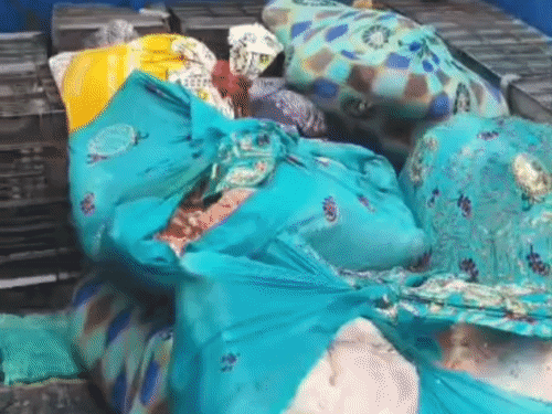 वाहन में क्रेटों के नीचे छिपाकर रखा गया मांस।