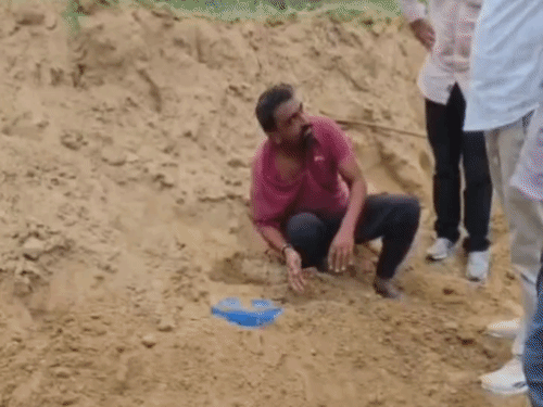 मिट्टी के नीचे नीले ड्रम में आरोपी ने केमिकल छिपा रखा था।