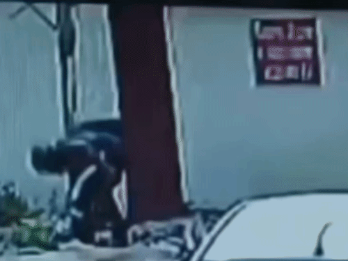 आरोपी आशीष ने बाइक खड़ी कर नाली के पास से एक ईंट और मिट्टी उठाई। ये मिट्टी बाइक की नंबर प्लेट पर लगा दी।