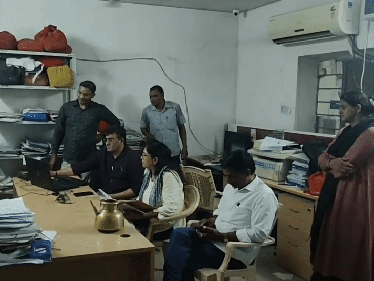 विराटनगर के तहसील ऑफिस में एसीबी ने ट्रैप की कार्रवाई की।