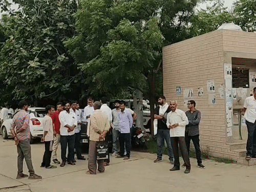 एसीबी की कार्रवाई की सूचना पर तहसील ऑफिस के बाहर लोगों की भीड़ जुट गई।