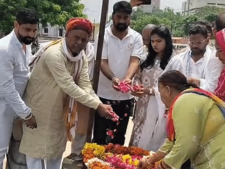 डांगावास हत्याकांड में जिन लोगों की मौत हुई, उन्हें श्रद्धांजलि देते हुए।