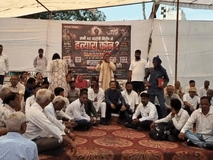 जयपुर के शहीद स्मारक पर प्रदर्शन को संबंधित करते हुए।