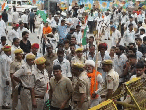 कलेक्ट्रेट के बाहर घेराव कर प्रदर्शन किया गया। यहां ज्ञापन देने तक एक तरफ का रास्ता बंद कर दिया।