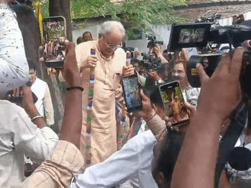 भूपेश बघेल ने गेड़ी चढ़कर हरेली तिहार मनाया।