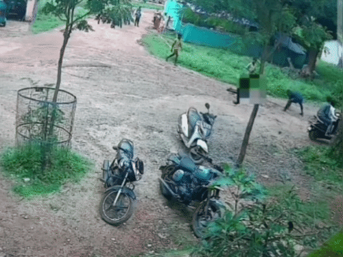 वारदात के बाद दोनों आरोपी मौके से भाग निकले, जिन्हें हिरासत में लिया गया है।