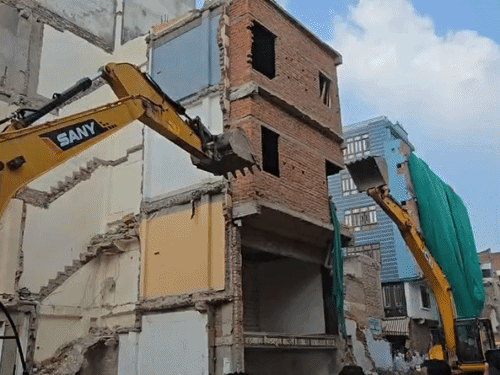 वाराणसी की दालमंडी में तोड़े गए 4 नए मकान।  वीडीए ने किया था अवैध घोषित। - Dainik Bhaskar