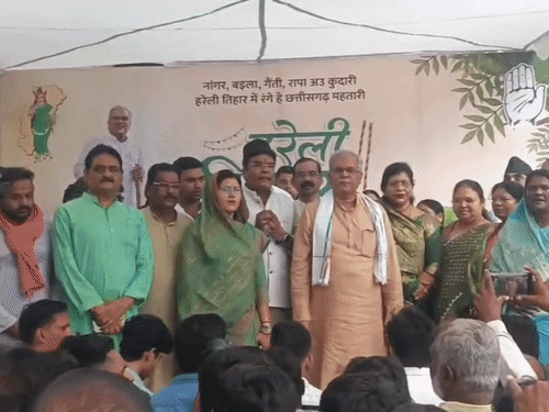 कार्यक्रम में कांग्रेस नेताओं ने छत्तीसगढ़ राजगीत गाया।