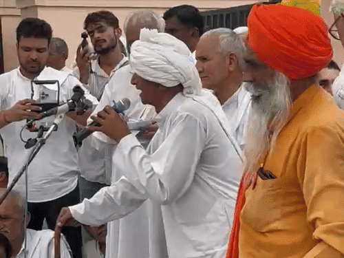 हिसार में जीवन कुंडू हत्याकांड को लेकर महापंचायत करते हुए किसान संगठन व खाप पंचायतें। - Dainik Bhaskar