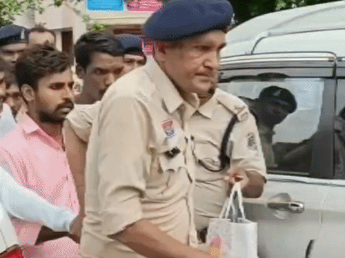 कोर्ट के बाहर परिजनों ने दोषियों पर जूते-चप्पल और पत्थर फेंके।
