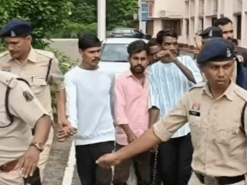 कोर्ट के फैसले के बाद मृतकों के घरवाले काफी नाराज दिखे।