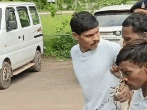 कड़ी सुरक्षा के बीच पुलिस कर्मी दोषियों में वैन से जेल ले गई।
