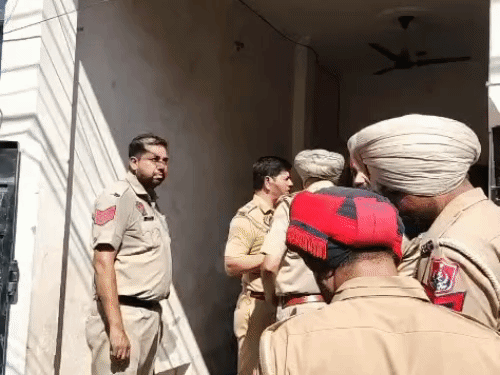 मौके पर मौजूद बड़ी संख्या में पुलिस बल जांच करती हुई। पुलिस ने दोनों के शव पोस्टमॉर्टम के लिए भेज दिए हैं।