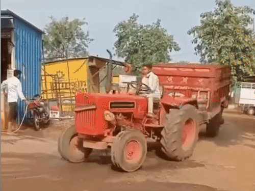 ट्रैक्टर-ट्रॉली को इस तरह से रेत का परिवहन करते ले जाया जाता है।