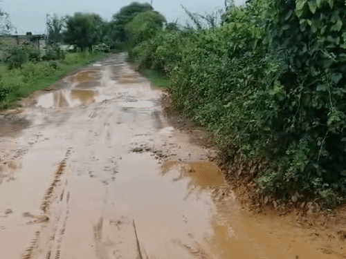 रास्ते में बारिश के समय कीचड़ की कीचड़ हो जाता है।
