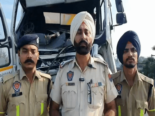 मामले की जानकारी देते हुए पुलिस।