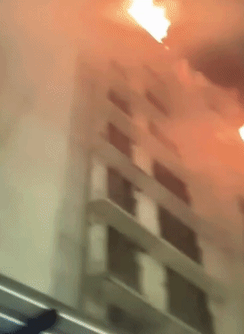 फायर ब्रिगेड ने हालात पर काबू पाया और लोगों को रेस्क्यू किया।