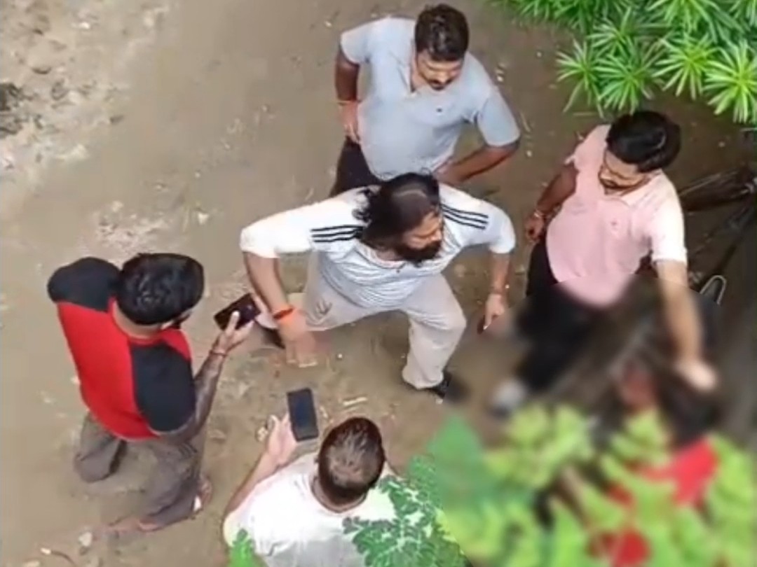 नाबालिग लड़के को थप्पड़ मारता युवक।