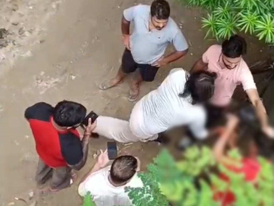 नाबालिग लड़के को थप्पड़ मारता युवक।